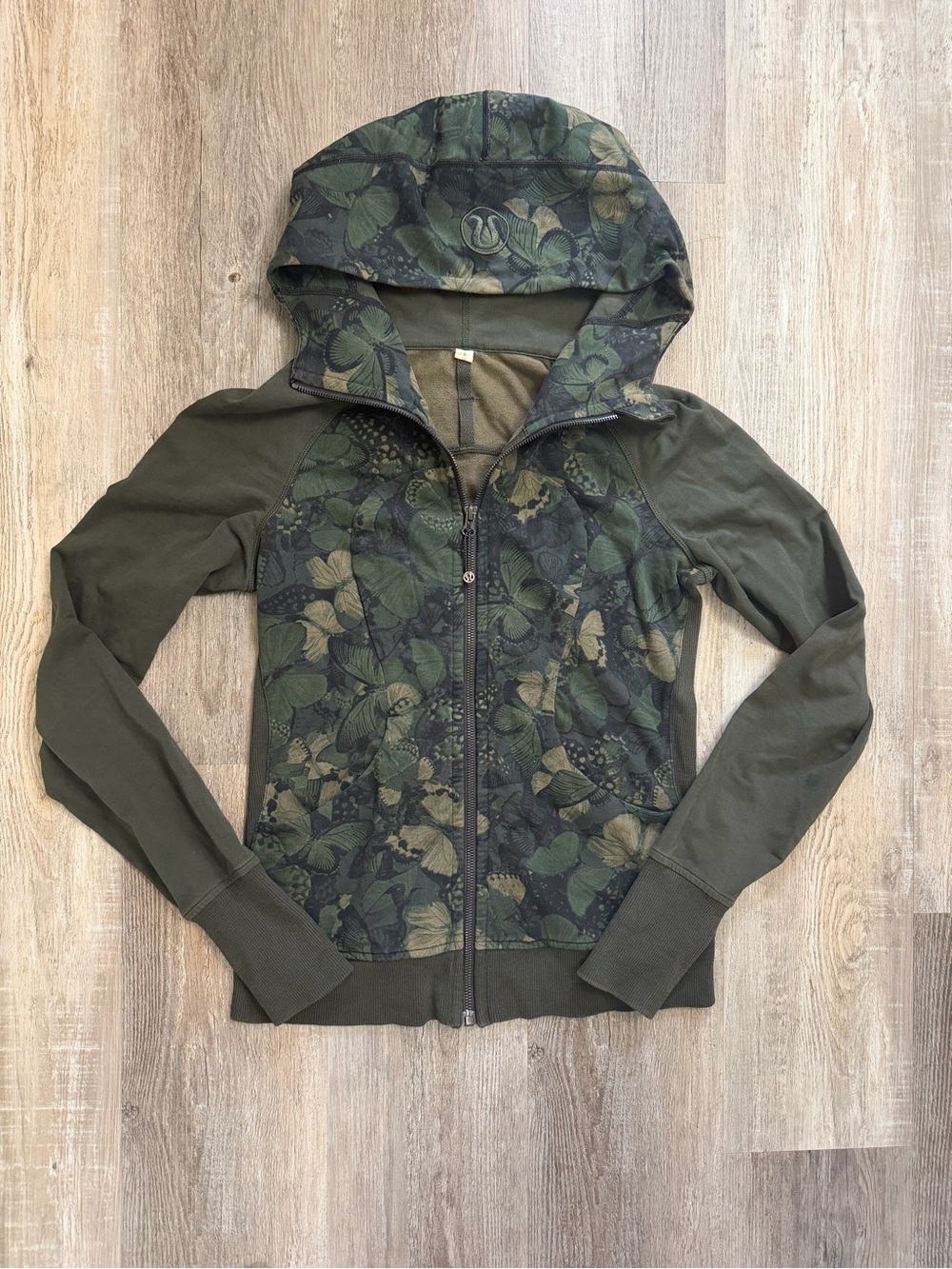 Lululemon Athletica Scuba Hoodie Size 6 Green Butterfly Biggie So Fly Camouflage - Picture 2 of 9